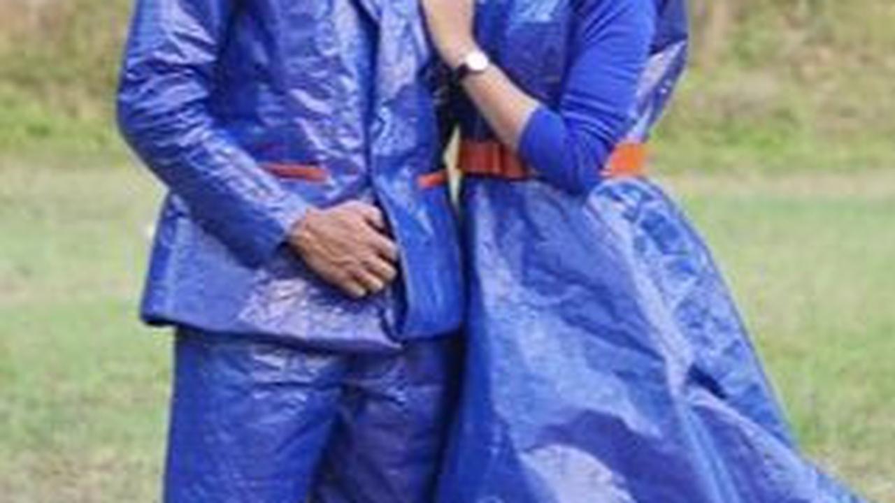 Selain itu ada juga baju prewedding lainnya yang terbuat dari terpal berwarna biru yang mencuri perhatian.