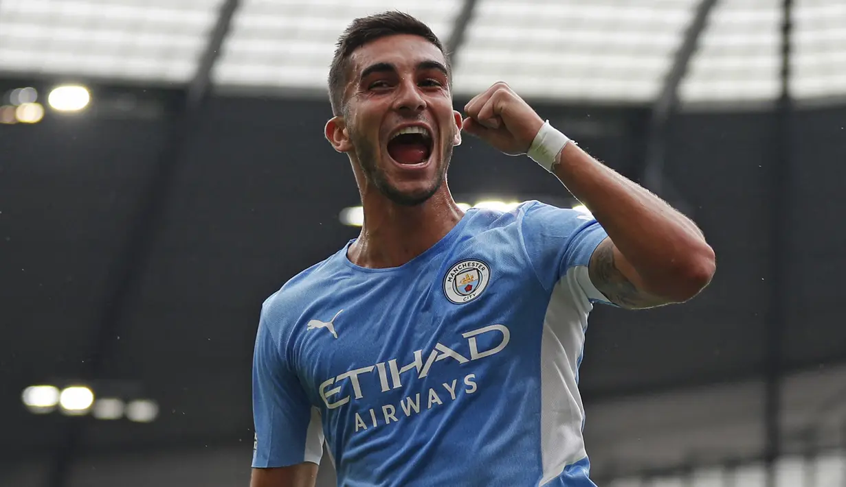 Pada menit ke-15 Manchester City kembali membobol gawang Norwich melalui Ferran Torres. Namun gol tersebut dianulir setelah wasit melihat rekaman VAR yang menunjukkan telah terjadi pelanggaran sebelum gol terjadi yang dilakukan oleh pemberi assist, Bernardo Silva. (Foto: AFP/Adrian Dennis)