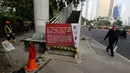 Pekerja melakukan Pembongkaran Jembatan Penyebrangan Orang (JPO) di Kawasan Bundaran HI, Jakarta, Senin (30/7). JPO yang sempat menimbulkan kontreversi itu dirobohkan karena alasan keindahan dan tak ramah penyandang disabilitas. (Liputan6.com/Johan Tallo)