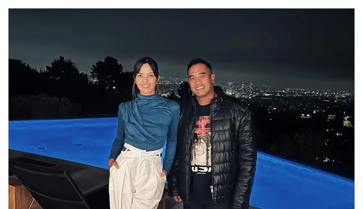 Nia Ramadhani memberi kesan elegan dan berkelas di saat yang bersamaan lewat padanan turtleneck long sleeve top dan high waisted pants. [Instagram].