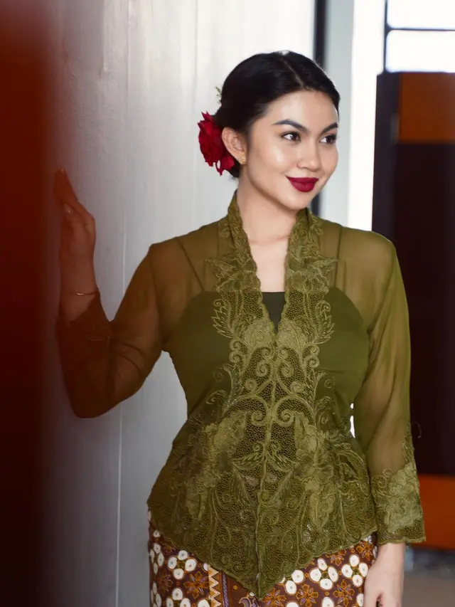6 Potret Cantik Paripurna Ariel Tatum saat Dipulas Lipstik Merah yang Berani