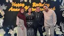 Meisya Siregar tampil anggun kenakan dress berlengan gelembung motif print warna bronze. Dipadu dengan hijab segi empat burgundy [@meisya_siregar]