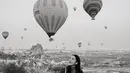Foto hitam-putih terbaru, Anya berpose dengan latar yang lebih menarik, yaitu balon-balon udara yang baru terbang. Di bagian caption, Anya Geraldine menuliskan, 'So whose dream is it?' Foto: Instagram.