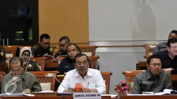 Jaksa Agung HM Prasetyo (tengah) saat menghadiri rapat kerja dengan Komisi III DPR RI di Kompleks Parlemen, Jakarta, Senin (6/6/2016). Raker tersebut membahas APBN-P Kejagung Tahun 2016. (Liputan6.com/Johan Tallo)