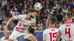 Bek Real Madrid Antonio Rudiger menyundul bola di sebelah bek RB Leipzig Josko Gvardiol pada pekan ke-5 Grup F Liga Champions 2022/2023 di Red Bull Arena, Rabu (26/10/2022) dinihari WIB. Real Madrid tumbang 2-3 di tangan tuan rumah RB Leipzig. (AP Photo/Matthias Schrader)