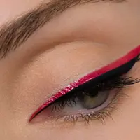 Ilustrasi memakai eyeliner double liquid. (via: wellnessdose.com)