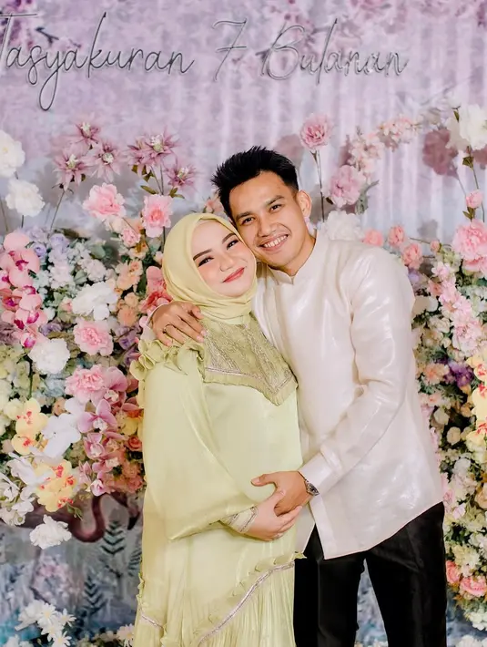 Hubungan kisah cinta asmara keduanya sempat terhalang jarak. Pasalnya, Witan lama bermain sepak bola di luar negeri. Sekitar empat tahun pacaran, keduanya tunangan pada Januari 2022. Kemudian, pada Juni 2022, keduanya resmi mengikat janji suci pernikahan. [Instagram/rismahanisulaiman_]