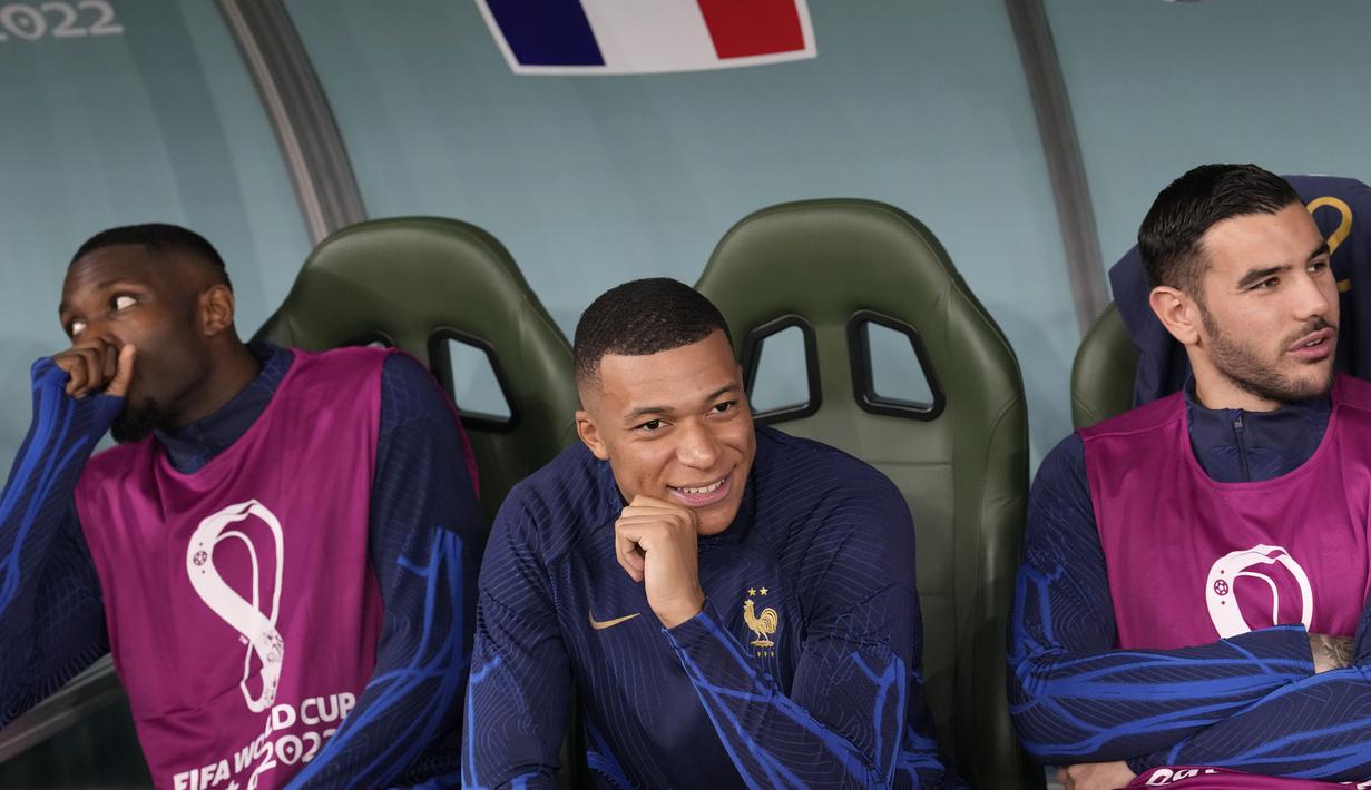 <p>Pemain Prancis, Kylian Mbappe (tengah) duduk di bangku cadangan saat matchday ketiga Grup D Piala Dunia 2022 melawan Tunisa di Education City Stadium, Rabu (30/11/2022). (AP/Christophe Ena)</p>