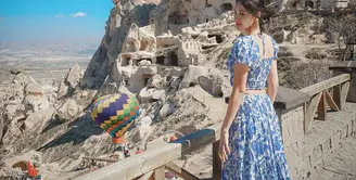 Anya Geraldine membagikan beberapa potret dirinya di Cappadocia. Postingannya ini lantas ramai dikomentari oleh netizen dengan scene viral dari serial Layangan Putus, "It's my dream, Mas!" Foto: Instagram.