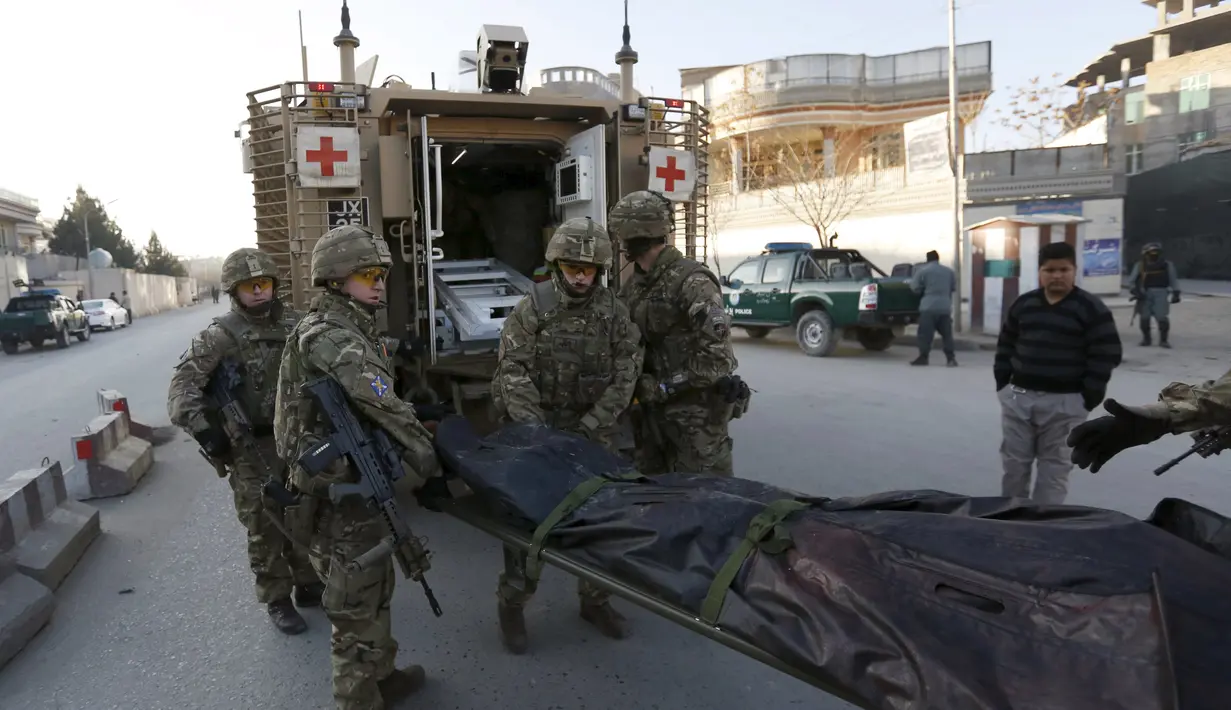 Tentara Inggris membawa mayat korban setelah serangan terhadap Kedubes Spanyol, Afganistan, Jumat (11/12/2015). Dalam peristiwa tersebut dua pengawal Kedutaan Besar Spanyol dan tujuh lainnya luka-luka (REUTERS/Mohammad Ismail)