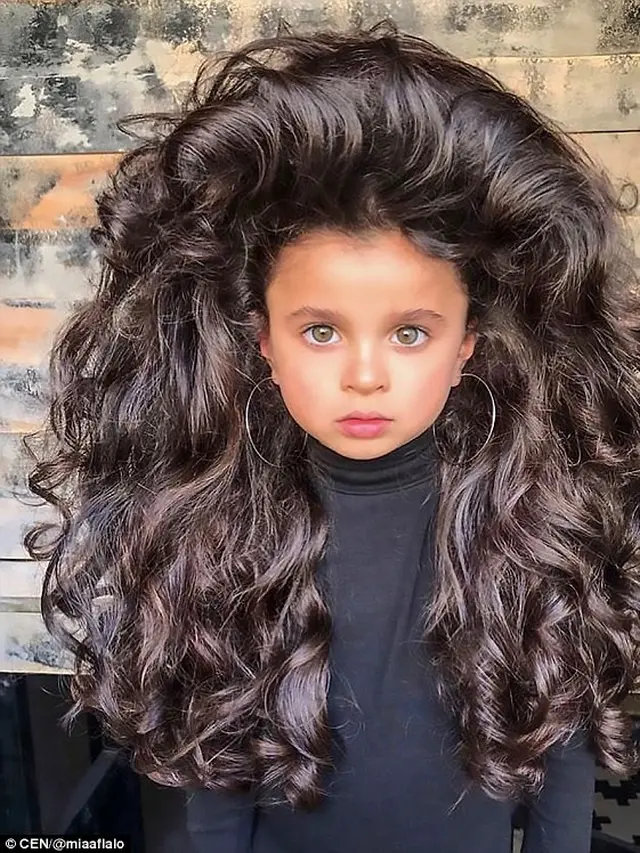 [Bintang] Berusia 5 Tahun, Gadis Cilik Berambut Panjang dan Tebal Ini Bikin Netizen Jatuh Hati