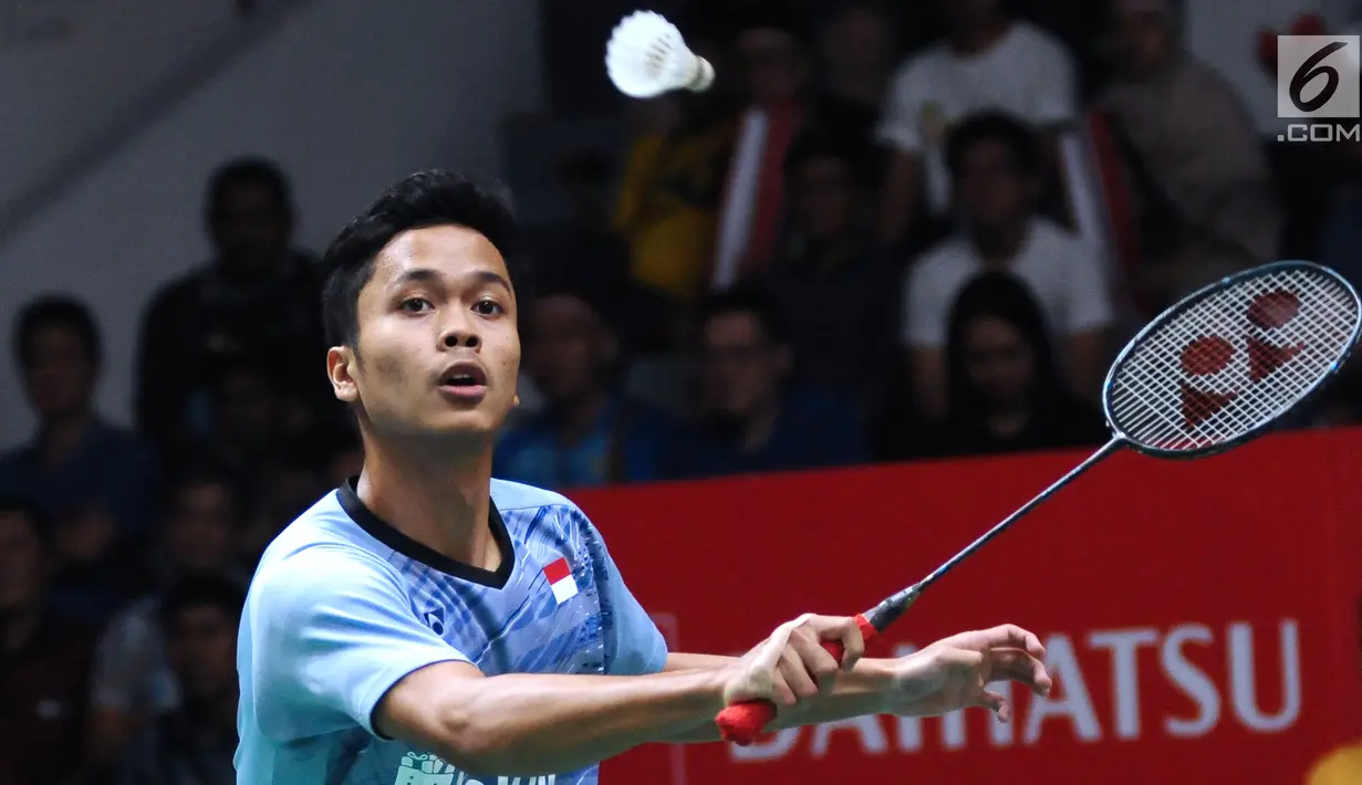 Tunggal putra Indonesia, Anthony Sinisuka Ginting mengembalikan kok ke arah Chen Long (China) pada perempat final Indonesia Masters 2018 di Istora Senayan, Jakarta, Jumat (26/1).Anthony unggul 21-11 16-21 21-18. (Liputan6.com/Helmi Fithriansyah)