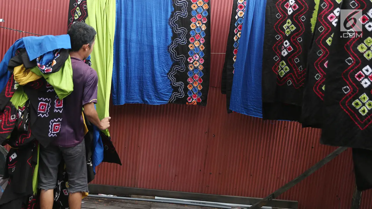 Melihat Proses Pembuatan Kain Adat Suku Banjar di Kalimantan