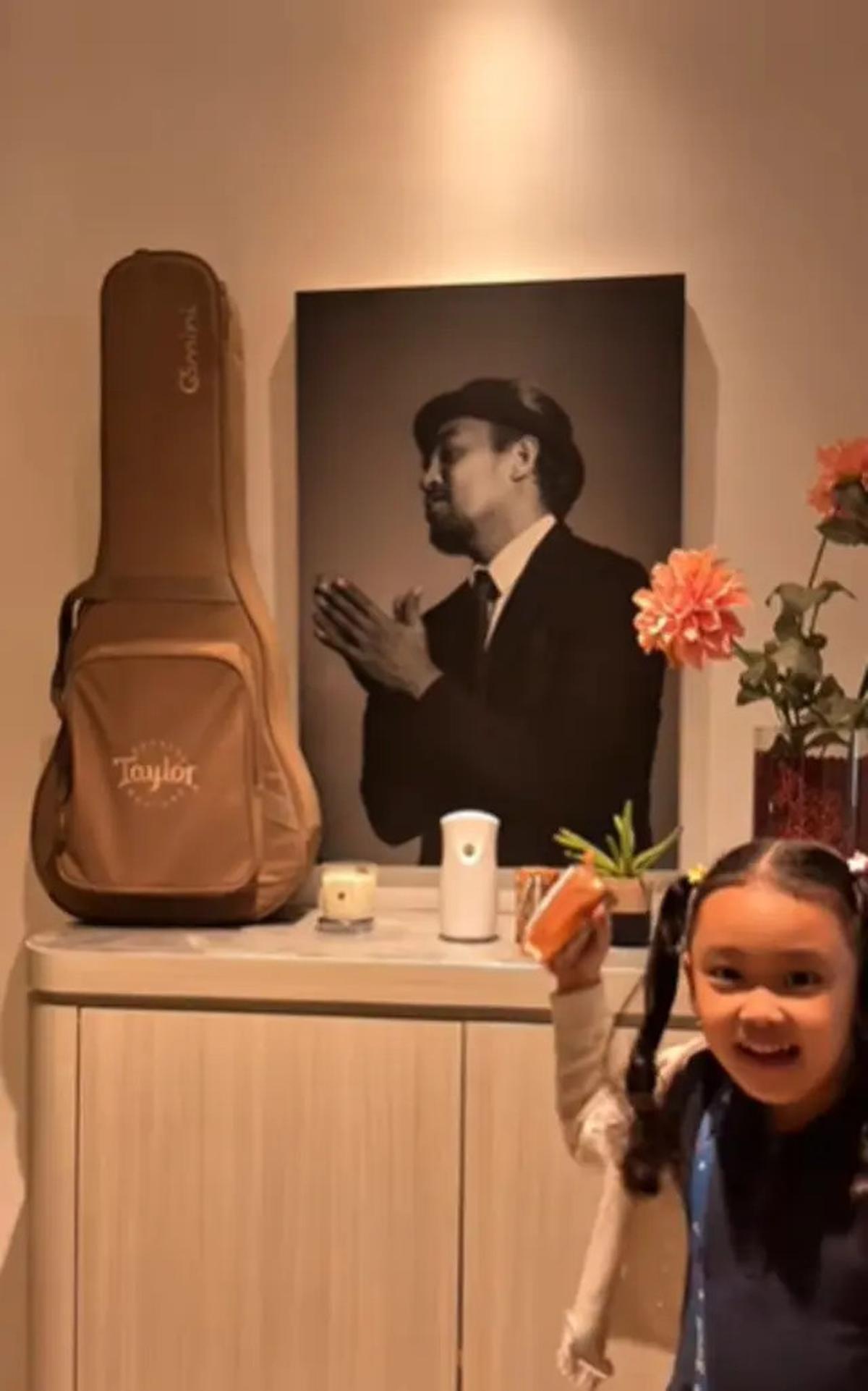 6 Potret Rumah Mutia Ayu dan Gewa Putri Glenn Fredly, Hadirkan Foto Mendiang