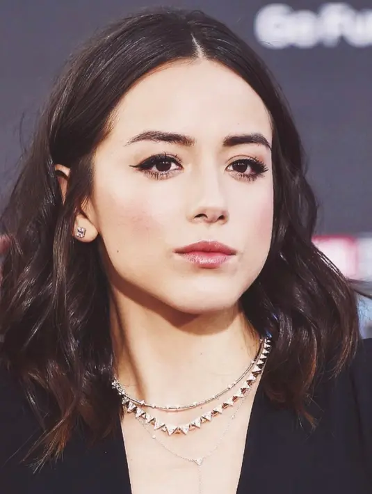 "Mengganti nama belakangku tak mengubah wakta bahwa aku setengah Cina, pernah tinggal di Cina dan bicara Mandarin atau dibesarkan dengan budaya Amerika dan Cina," ujar Chloe. (instagram/chloebennet)
