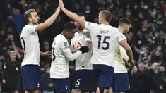 Para pemain Tottenham melakukan selebrasi setelah pemain gelandang Lucas Moura mencetak gol ke gawang West Ham United pada pertandingan perempat final Piala Liga Inggris di Stadion Tottenham Hotspur di London, Kamis (23/12/2021). Tottenham menang tipis atas West Ham 2-1. (AP Photo/Rui Vieira)