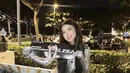 Ia kenakan one set bernuansa silver yang begitu modern. [Foto: Instagram/ Reginaaphx]