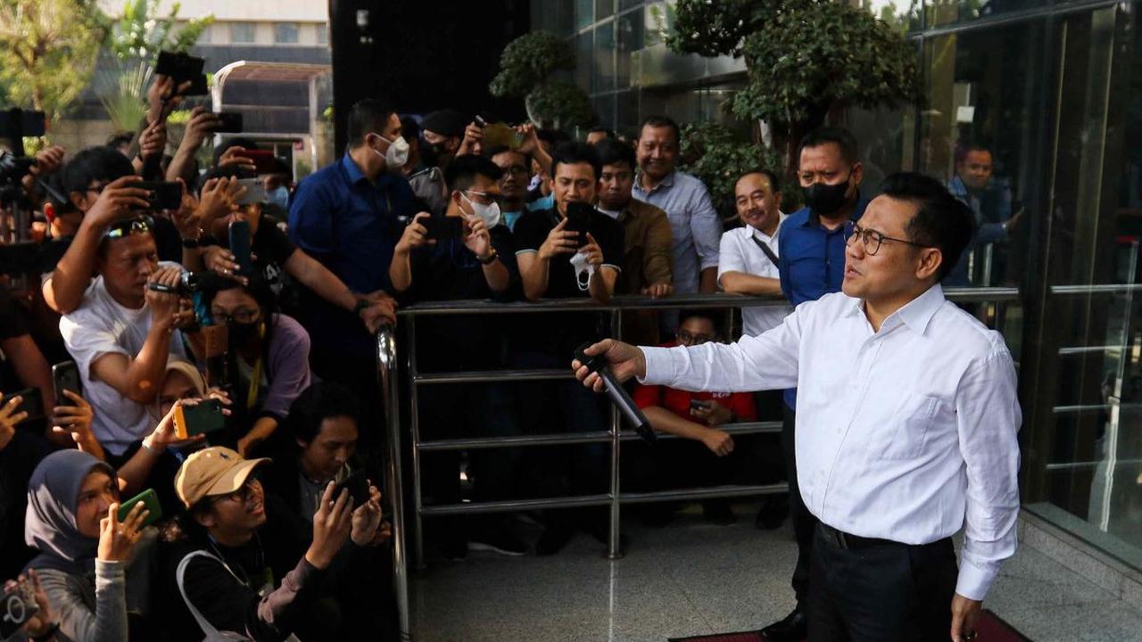 "Moga-moga dengan penjelasan ini, KPK semakin lancar dan cepat tuntas mengatasi seluruh kasus-kasus korupsi," ujarnya.