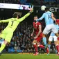 Pemain Manchester City, Sergio Aguero mencetak gol ke gawang Bristol City pada leg pertama semifinal Piala Liga Inggris di Stadion Etihad, Selasa (9/1). Tertinggal lebih dulu, City akhirnya menang 2-1 berkat gol Aguero di injury time. (AP/Dave Thompson)