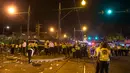 Aparat kepolisian terlihat di lokasi sebuah truk pickup yang menabrak Parade Mardi Gras di New Orleans, Sabtu (25/2). Truk itu menabrak tiga kendaraan lain sebelum membelok ke kerumunan penonton parade. (Chris Granger/NOLA.com The Times-Picayune via AP)
