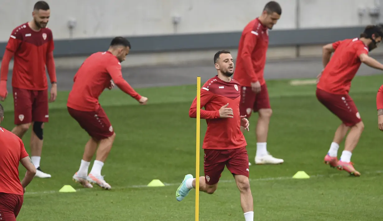 Para pemain timnas Makedonia Utara melakukan pemanasan selama sesi latihan di stadion Steaua di Bucharest, Sabtu (12/6/2021). Timnas Austria akan berhadapan dengan sang debutan Makedonia Utara di matchday 1 Grup C Euro 2020, Minggu (13/6) malam pukul 23.00 WIB. (Mihai Barbu, Pool via AP)