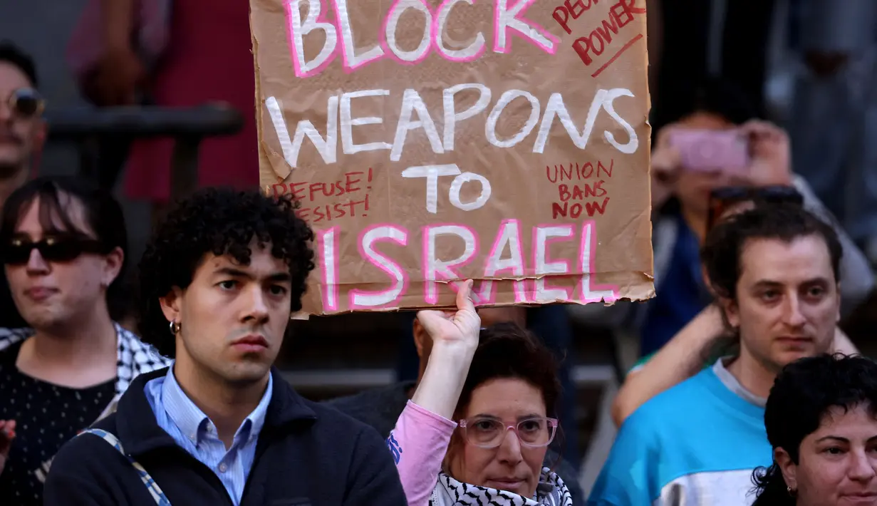 Para pengunjuk rasa menunjukkan dukungan mereka kepada warga Palestina dalam sebuah unjuk rasa di Sydney pada tanggal 9 Oktober 2023. (David GRAY/AFP)