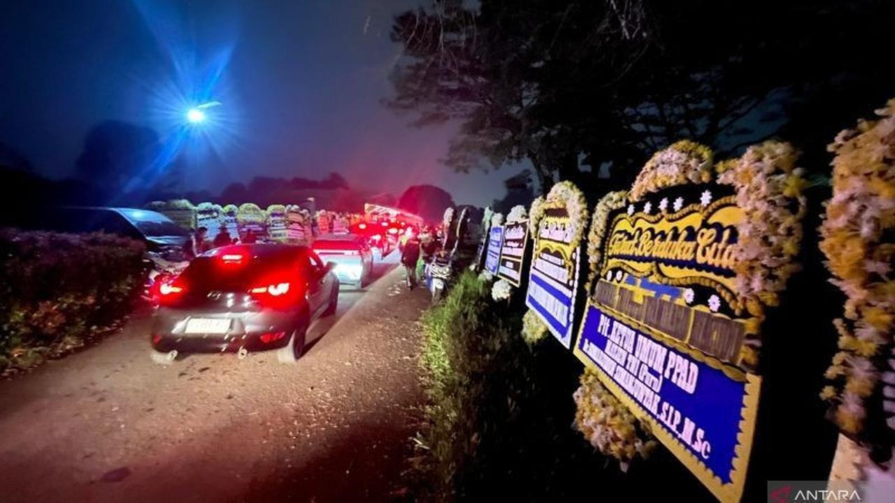 Mantan Menhan Ryamizard Ryacudu Meninggal Dunia, Ratusan Karangan Bunga Penuhi Rumah Duka