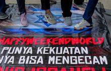 FOTO: Kutuk Serangan Pasukan Zionis, Warga Jakarta Ramai-Ramai Injak Spanduk Bendera Israel Saat CFD Sudirman-Thamrin