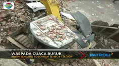 Dua pekerja renovasi stadion tersebut dalam kondisi kritis hingga tak sadarkan diri.
