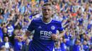 Jamie Vardy. Striker berusia 34 tahun yang telah memperkuat Leicester City selama 10 musim sejak 2012/2013 ini total telah mencetak 125 gol dari 253 laga di Liga Inggris. Gol teranyar dan yang ke-7 musim ini dicetak saat menang 4-2 atas Manchester United, 17 Oktober 2021. (AFP/Lindsey Parnaby)