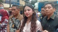 Dewi Perssik laporkan haters ke Polres Depok (Liputan6.com/ M. Altaf Jauhar)