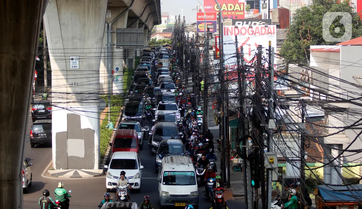 Kabel fiber optik yang semrawut menjadi perbincangan belakangan ini lantaran kerap mencelakai seperti yang terjadi di Jalan Antasari, Jakarta Selatan menyebabkan seorang mahasiswa difabel tidak dapat berbicara karena terjerat. (Liputan6.com/Johan Tallo)