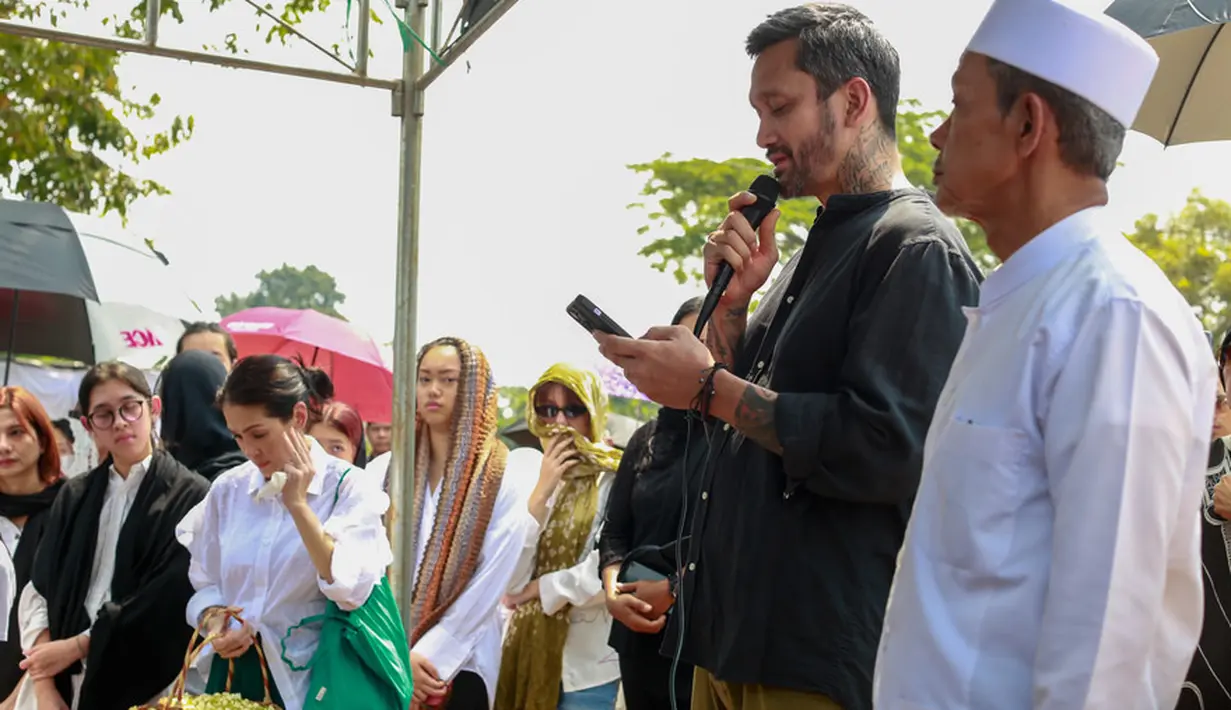 Tora Sudiro tampak tegar menyaksikan prosesi pemakaman. Tora mewakiliki keluarga mengucapkan terima kasih kepada para pelayat  yang berkenan hadir hingga mengantarkan sang ibu sampai tempat peristirahatan terakhirnya. [Foto: Muhammad Akrom Sukarya/KapanLagi.com]