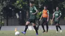 Pemain Timnas Indonesia U-22, Witan Sulaeman, mengontrol bola saat latihan di Lapangan ABC Senayan, Jakarta, Senin (7/1). Latihan ini merupakan persiapan jelang Piala AFF U-22. (Bola.com/Vitalis Yogi Trisna)
