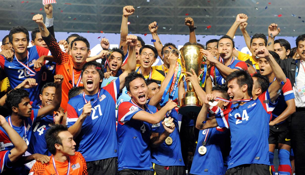 4. Malaysia - Kesuksesan negeri Jiran menjuarai Piala AFF 2010, membuat pemerintahnya  mengumumkan hari libur nasional. Perdana Menteri, Najib Razak, menyebut keberhasilan tersebut sebagai sejarah besar sepak bola Malaysia. (AFP/Adek Berry)