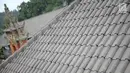 Atap rumah yang diselimuti abu vulkanik di kawasan Karangasem, Bali, Jumat (1/12). Meski beberapa kali telah diguyur hujan, namun abu vulkanik masih tampak di sejumlah desa di kaki Gunung Agung. (Liputan6.com/Immanuel Antonius)