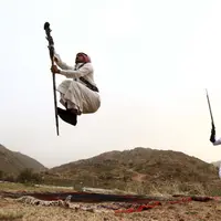 Tak lagi menggunakan karpet ajaib, para lelaki arab ini 'terbang' menggunakan bedil.