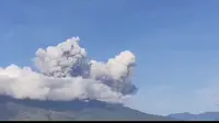 Gunung Lewotobi Laki-laki di Kabupaten Flores Timur (Flotim), NTT kembali erupsi, Sabtu 23 Desember 2023. (Foto: Liputan6.com/Ola Keda)