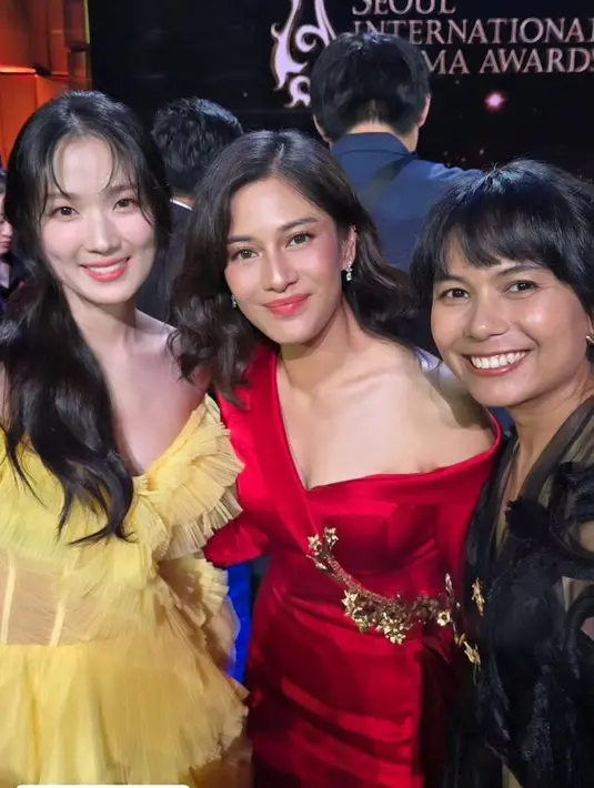 Bahkan saat mengabadikan momen bersama beberapa aktris Asia. Seperti salah satunya bintang Lovely Runner, Kim Hye Yoon. Aura kecantikan Dian tetap terpancar. [@therealdisastr].