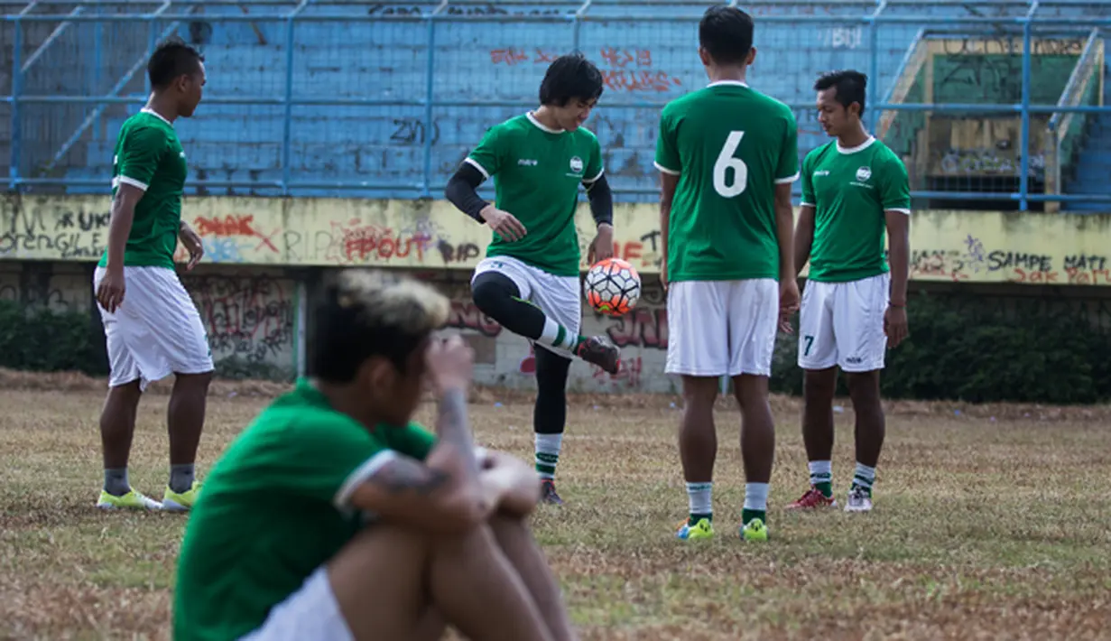 Ryuji Utomo mengontrol bola saat latihan bersama Munial Sports Group di Stadion Lebak Bulus, Jakarta. Ryuji gagal tampil pada dua ajang internasional bersama Timnas Indonesia U-19 karena cedera. (Bola.com/Vitalis Yogi Trisna)