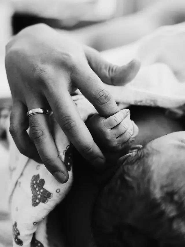 7 Momen Haru Acha Sinaga Usai Berjuang Melahirkan Anak Pertama