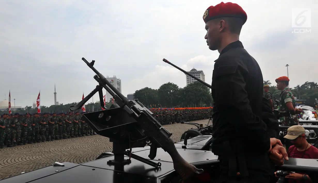 Pasukan Gabungan TNI-Polri mengikuti Apel Kesiapan Natal, Tahun Baru 2019 serta menjelang Pemilu legislasi dan Presiden 2019 di Monas, Jakarta, Jumat (30/11). Apel  diikuti 50.000 personel dari AD, AL, AU dan Polri. (Liputan6.com/Johan Tallo)