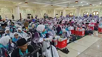 Para jemaah calon haji asal Kabupaten Tangerang, Banten memberi tanda tas dan koper mereka dengan sapu tangan atau pun kain dari rumah. (Liputan6.com/Pramita Tristiawati)