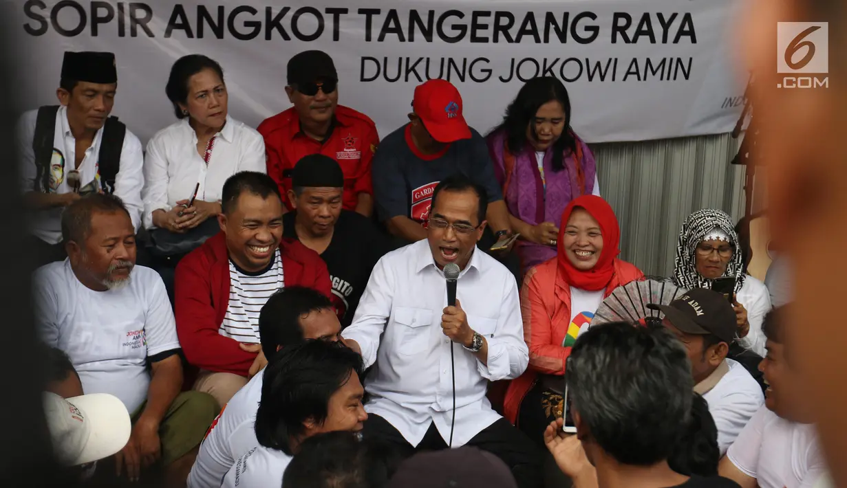 Menteri Perhubungan Budi Karya Sumadi berbincang dengan para sopir angkot saat nongkrong bareng di Tangerang, Banten, Sabtu (26/1). Budi mendengar banyak masukan dari para sopir angkot tentang permasalahan yang mereka alami. (Liputan6.com/Angga Yuniar)