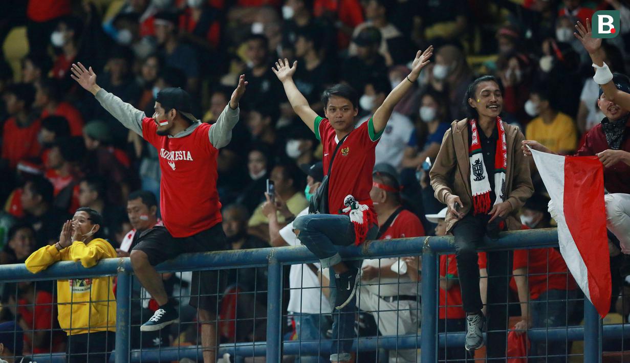 Suporter Timnas Indonesia memberikan dukungan kepada skuat Garuda saat laga uji coba internasional yang bertajuk FIFA Match Day antara Indonesia melawan Bangladesh di Stadion Si Jalak Harupat, Bandung, Rabu (01/06/2022). Pertandingan berakhir dengan skor kacamata. (Bola.com/M Iqbal Ichsan)
