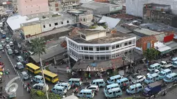 Sejumlah angkutan umum berada di kawasan Tanah Abang, Jakarta, Jumat (16/9). Kurangnya pengawasan membuat kawasan tersebut kembali semrawut akibat banyaknya PKL serta angkutan umum yang mengetem sembarangan. (Liputan6.com/Immanuel Antonius)