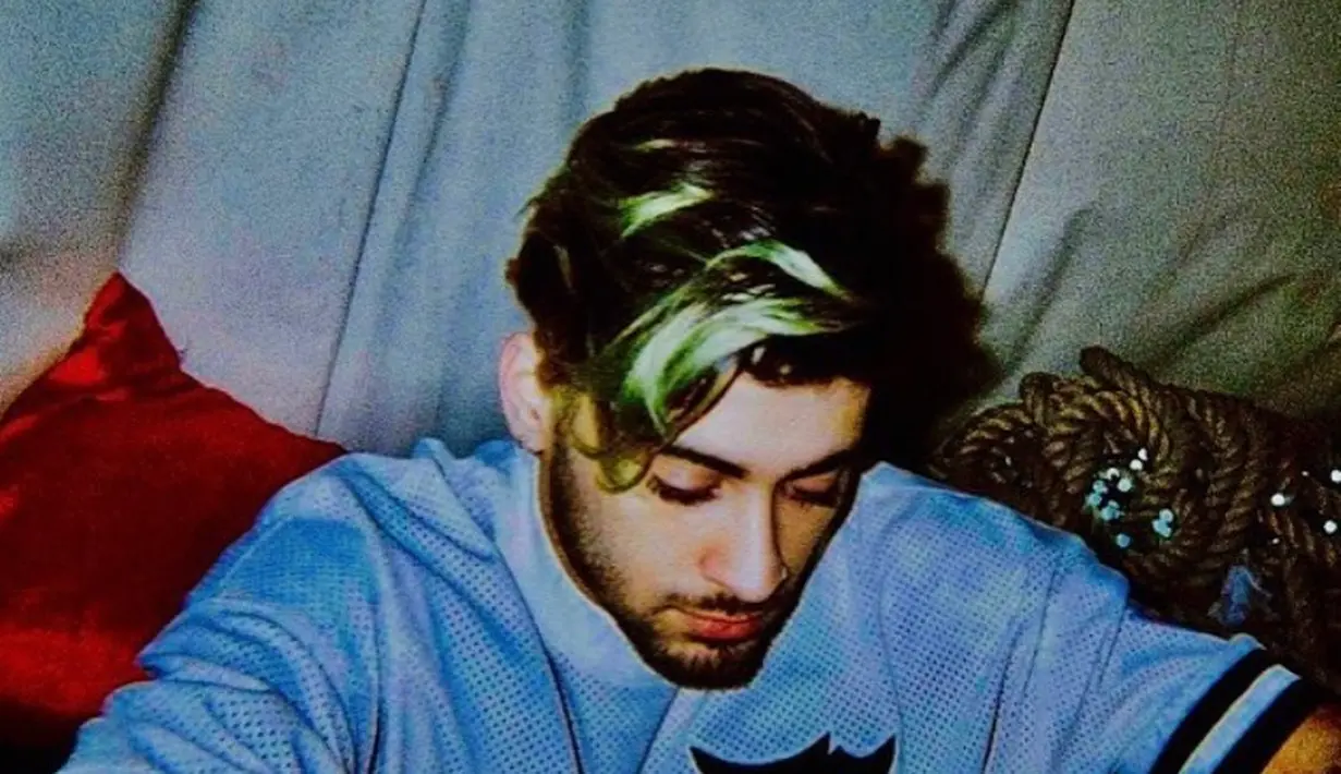 "Zayn patah hati usai putus degan Gigi. Ia berpikir akan menikahinya," ujar seorang sumber. (instagram/zayn)