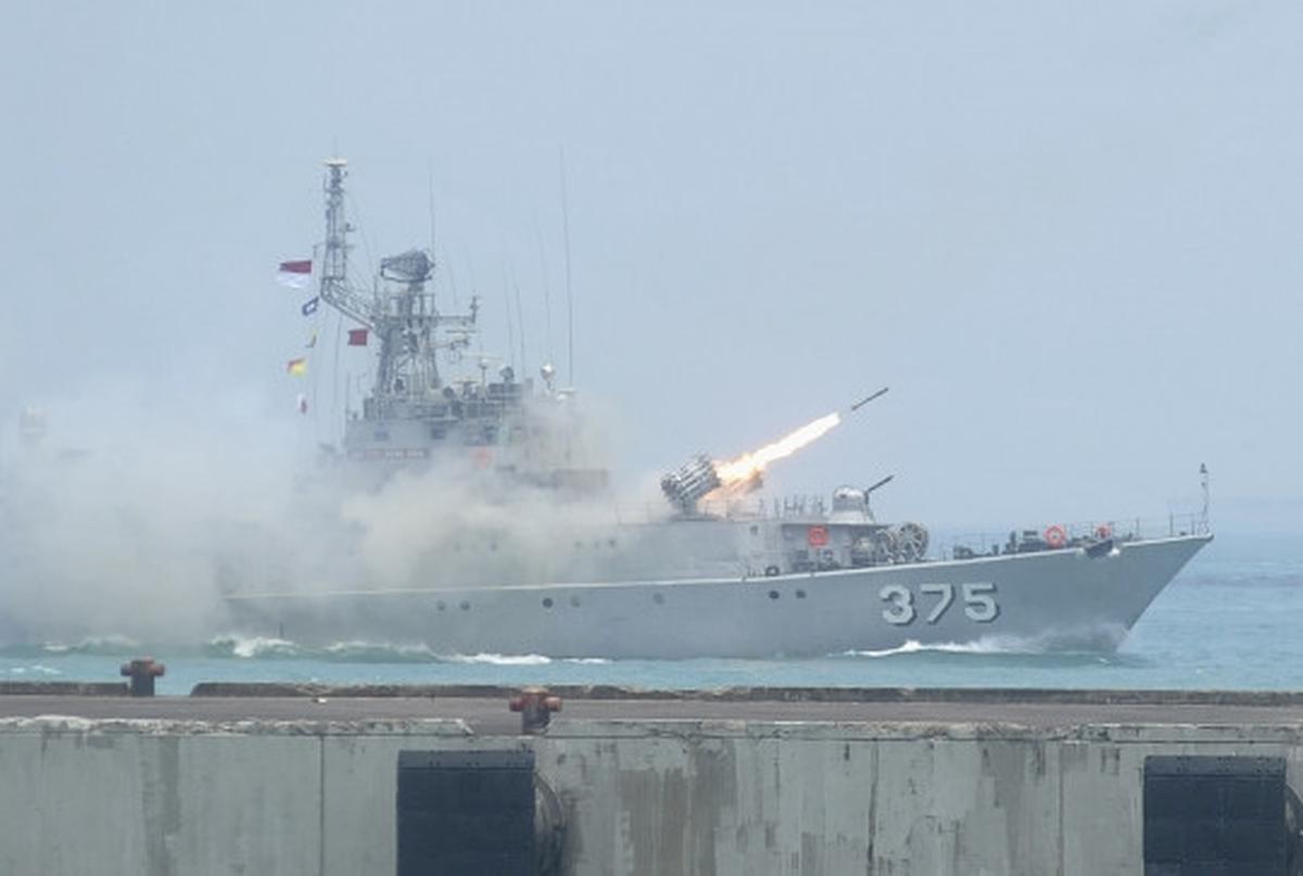 Geladi resik HUT TNI, warga tonton peluncuran rudal dari dekat