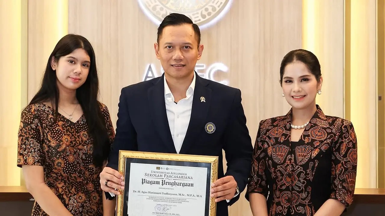 Gaya Kembar Annisa Pohan dan Almira Tunggadewi yang Setia Dampingi AHY di Hari Wisuda hingga Terima Penghargaan