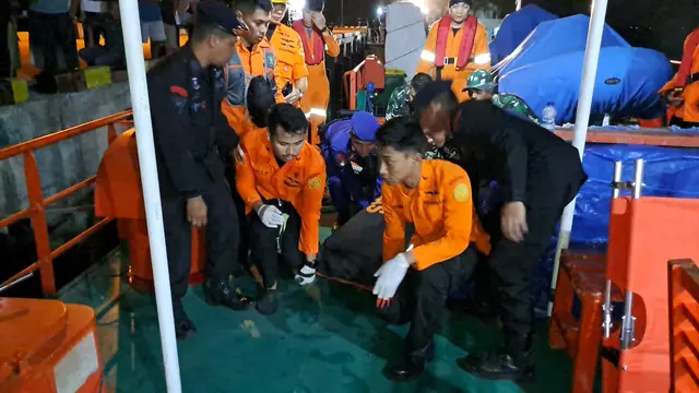 Jenazah korban kebakaran KM Barcelona diberangkatkan kembali ke Kabupaten Kepulauan Talaud, Sulut, pada Senin (21/7/2025), dari Pelabuhan Manado.